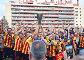 Clubul recunoscut pentru susținerea cauzelor antirasiste și antifasciste a promovat! Sărbătoare cu 6.000 de fani pe stadionul dintre blocuri