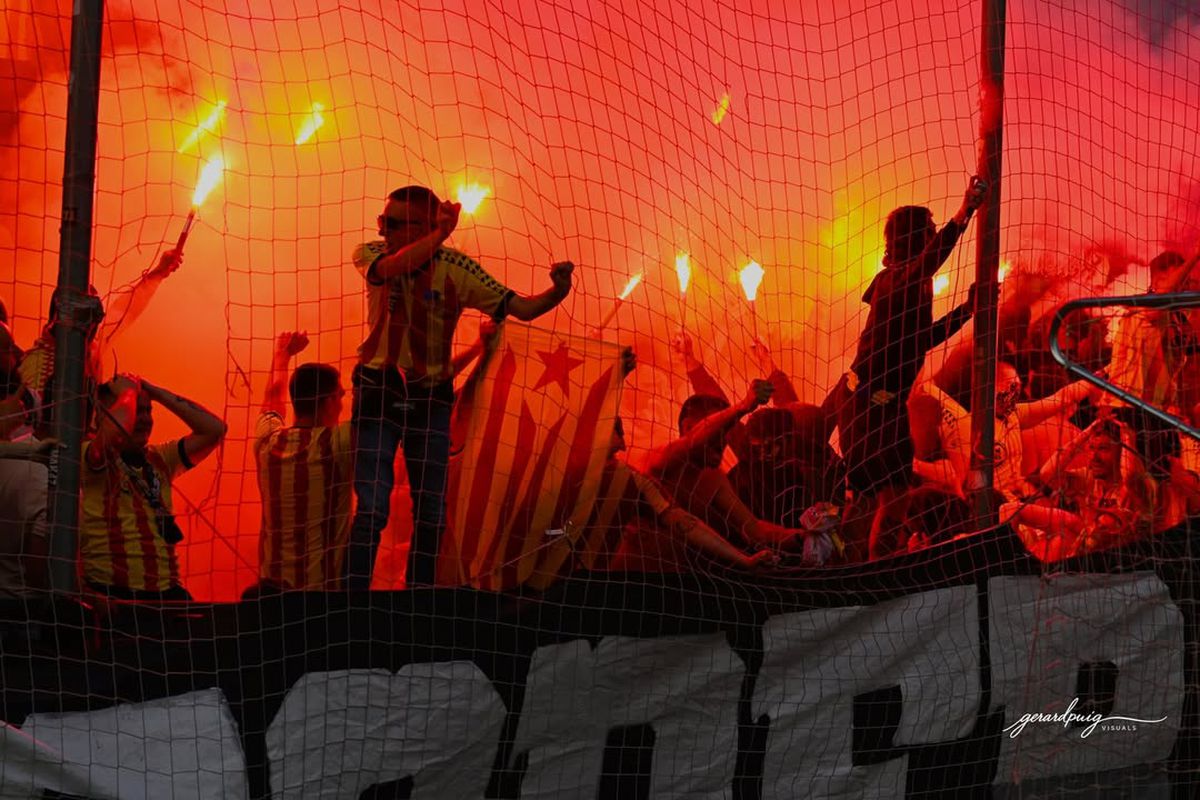 Clubul recunoscut pentru susținerea cauzelor antirasiste și antifasciste a promovat! Sărbătoare cu 6.000 de fani pe stadionul dintre blocuri