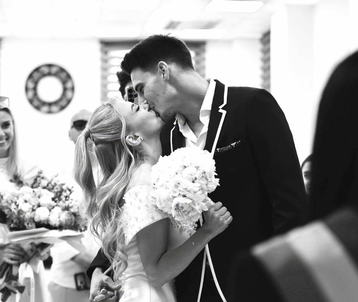 Andreea Bălan s-a căsătorit cu tenismenul Victor Cornea! Imagini cu ținuta spectaculoasă a artistei