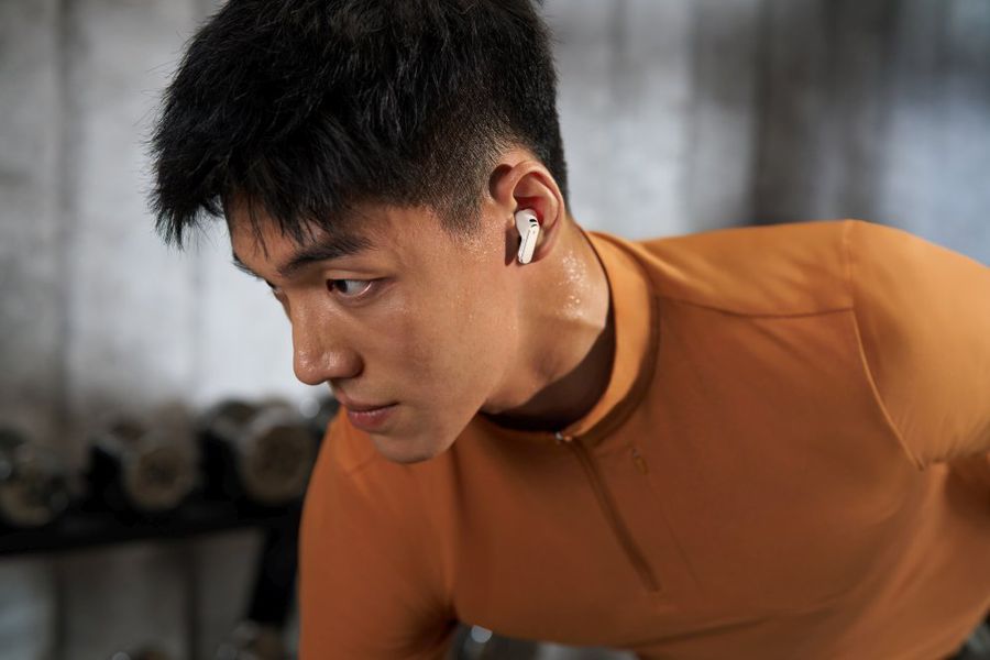 Zgomotul dispare, energia rămâne. Căștile HUAWEI FreeBuds Pro 5 reacționează la tot ce se întâmplă în jurul tău chiar dacă ești mereu în mișcare
