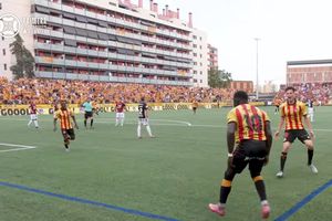 Clubul recunoscut pentru susținerea cauzelor antirasiste și antifasciste a promovat! Sărbătoare cu 6.000 de fani pe stadionul dintre blocuri