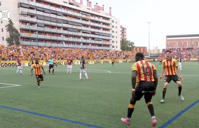 Clubul recunoscut pentru susținerea cauzelor antirasiste și antifasciste a promovat! Sărbătoare cu 6.000 de fani pe stadionul dintre blocuri