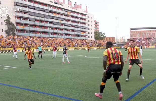 Clubul recunoscut pentru susținerea cauzelor antirasiste și antifasciste a promovat! Sărbătoare cu 6.000 de fani pe stadionul dintre blocuri