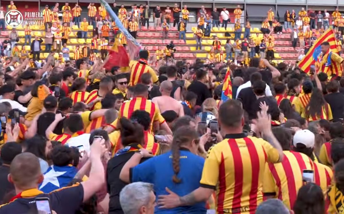 Clubul recunoscut pentru susținerea cauzelor antirasiste și antifasciste a promovat! Sărbătoare cu 6.000 de fani pe stadionul dintre blocuri