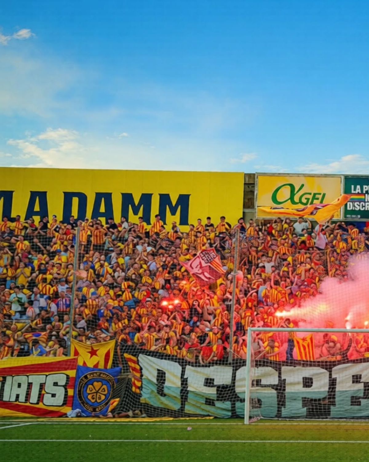 Clubul recunoscut pentru susținerea cauzelor antirasiste și antifasciste a promovat! Sărbătoare cu 6.000 de fani pe stadionul dintre blocuri