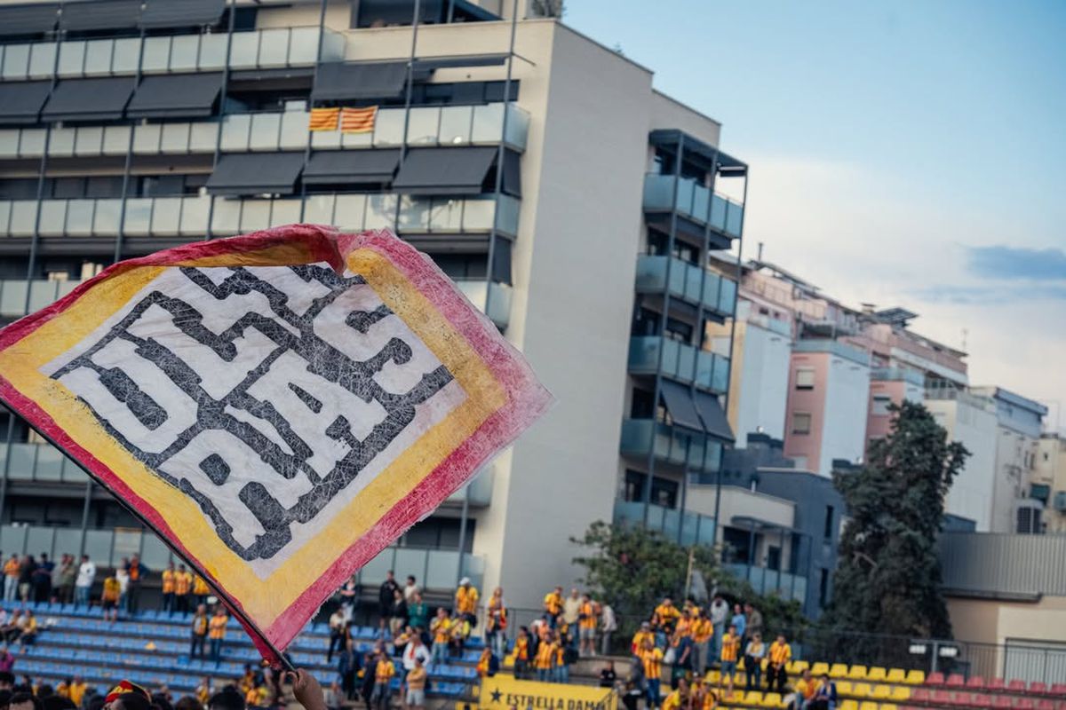 Clubul recunoscut pentru susținerea cauzelor antirasiste și antifasciste a promovat! Sărbătoare cu 6.000 de fani pe stadionul dintre blocuri
