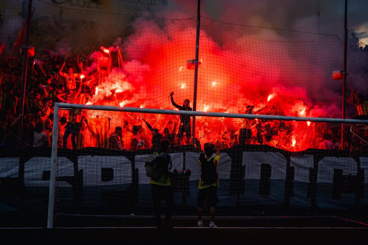 Clubul recunoscut pentru susținerea cauzelor antirasiste și antifasciste a promovat! Sărbătoare cu 6.000 de fani pe stadionul dintre blocuri