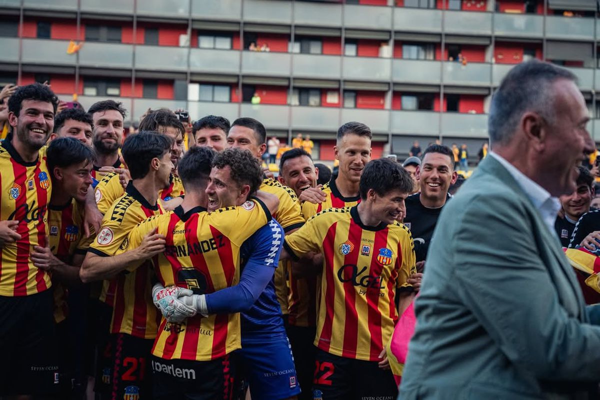 Clubul recunoscut pentru susținerea cauzelor antirasiste și antifasciste a promovat! Sărbătoare cu 6.000 de fani pe stadionul dintre blocuri