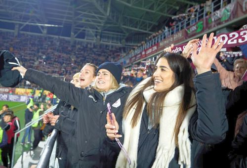 Estavana Polman (în mijloc) și colegele ei au rămas fără antrenor la Rapid