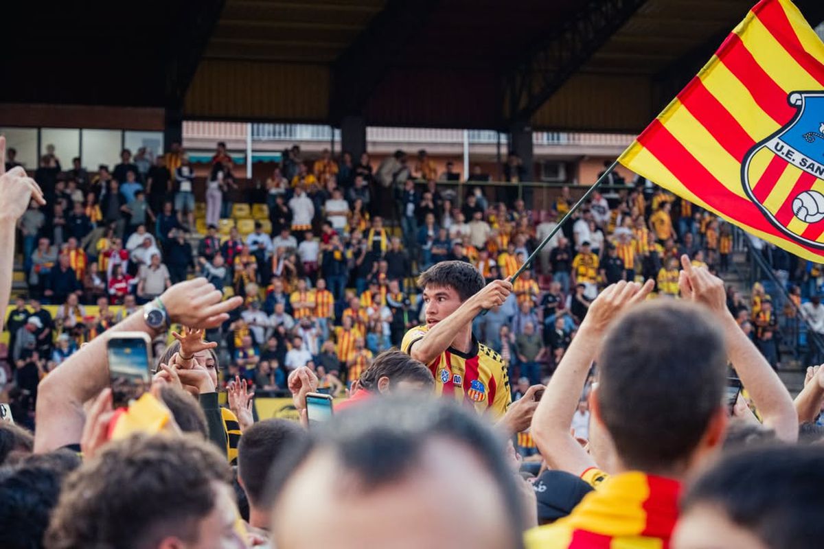 Clubul recunoscut pentru susținerea cauzelor antirasiste și antifasciste a promovat! Sărbătoare cu 6.000 de fani pe stadionul dintre blocuri