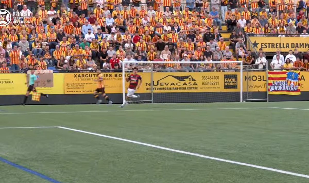 Clubul recunoscut pentru susținerea cauzelor antirasiste și antifasciste a promovat! Sărbătoare cu 6.000 de fani pe stadionul dintre blocuri