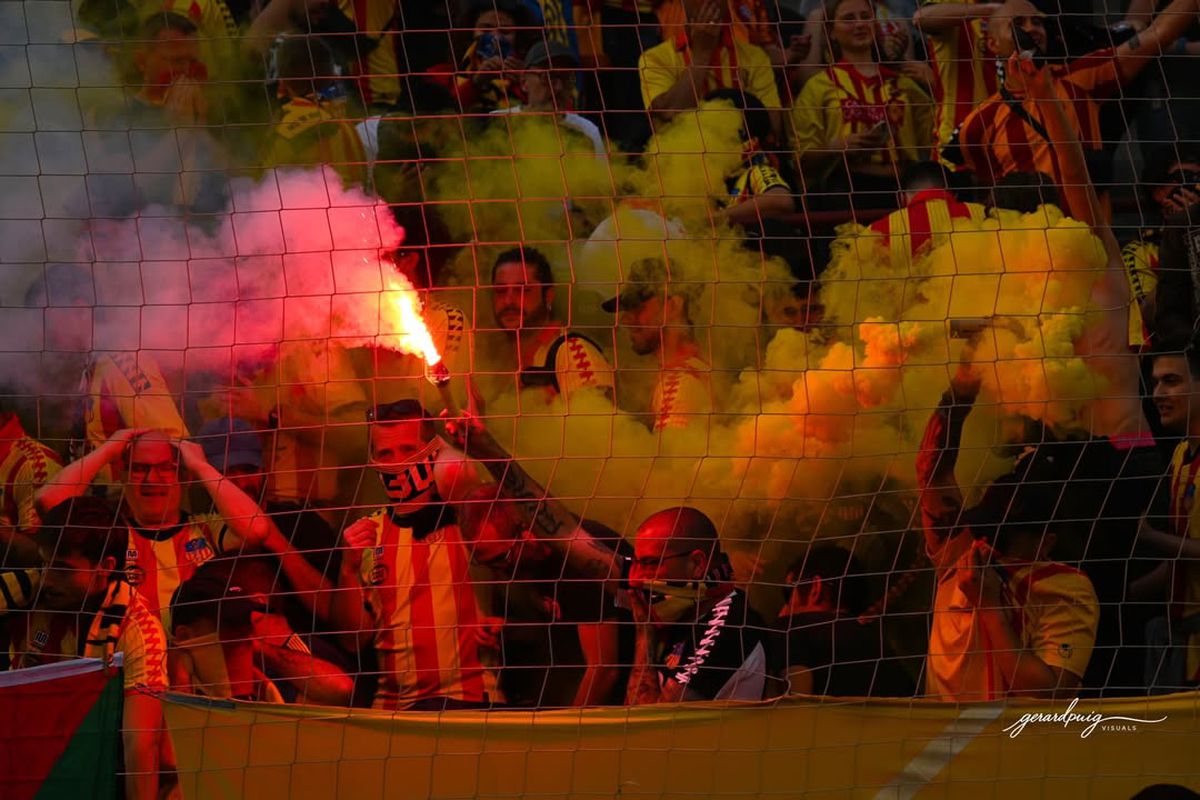 Clubul recunoscut pentru susținerea cauzelor antirasiste și antifasciste a promovat! Sărbătoare cu 6.000 de fani pe stadionul dintre blocuri