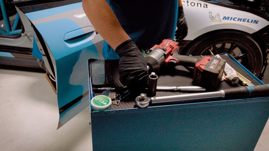 Cum transformi o mașină electrică de serie într-un model de curse: performanță dusă la limită