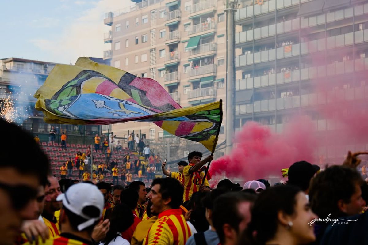 Clubul recunoscut pentru susținerea cauzelor antirasiste și antifasciste a promovat! Sărbătoare cu 6.000 de fani pe stadionul dintre blocuri