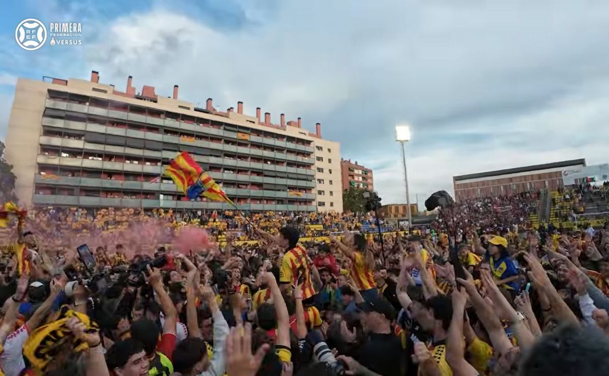 Clubul recunoscut pentru susținerea cauzelor antirasiste și antifasciste a promovat! Sărbătoare cu 6.000 de fani pe stadionul dintre blocuri