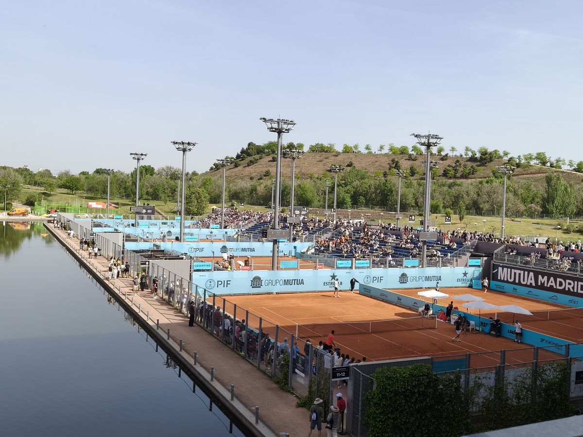 Irina Begu, revenire cu înfrângere la Madrid » A ieșit de pe teren aruncând spectatorilor prosoape și stând la poze