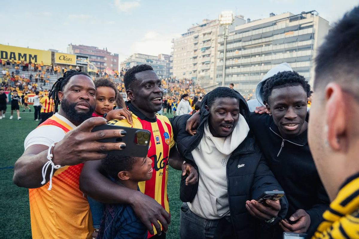 Clubul recunoscut pentru susținerea cauzelor antirasiste și antifasciste a promovat! Sărbătoare cu 6.000 de fani pe stadionul dintre blocuri