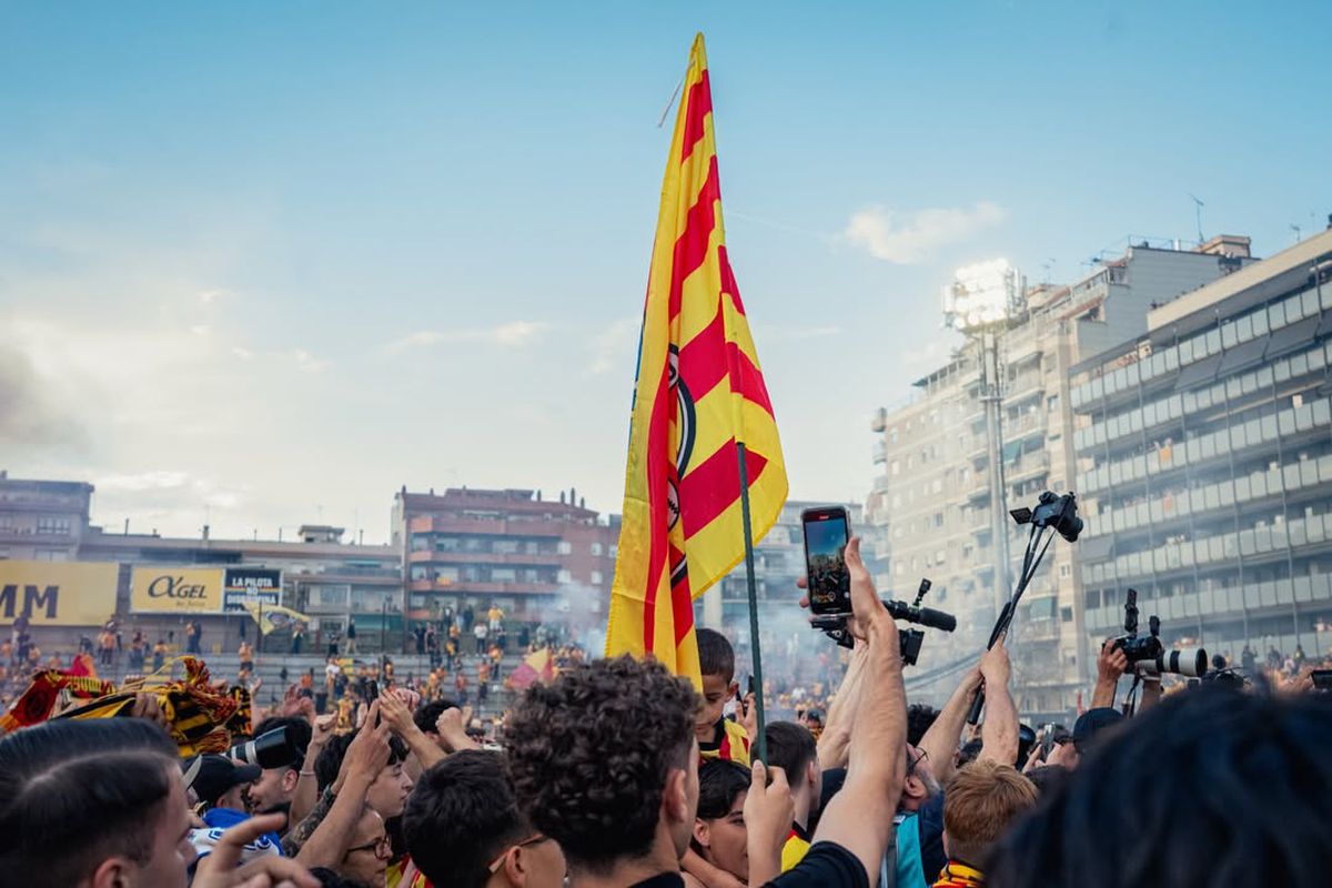 Clubul recunoscut pentru susținerea cauzelor antirasiste și antifasciste a promovat! Sărbătoare cu 6.000 de fani pe stadionul dintre blocuri