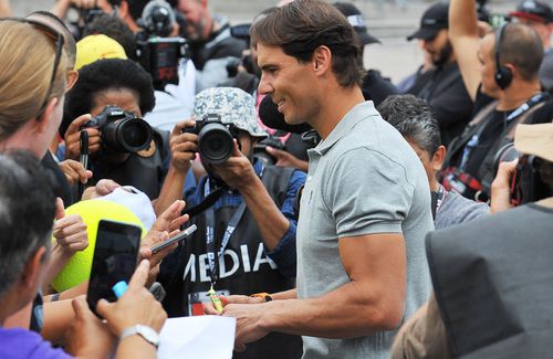 Rafael Nadal oferind autografe FOTO Guliver/GettyImages