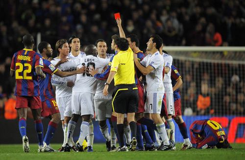 Centralul Eduardo Iturralde Gonzalez i-a acordat cartonașul roșu lui Sergio Ramos în timpul partidei Barcelona - Real Madrid 5-0 (29 noiembrie 2010) // Sursă foto Getty