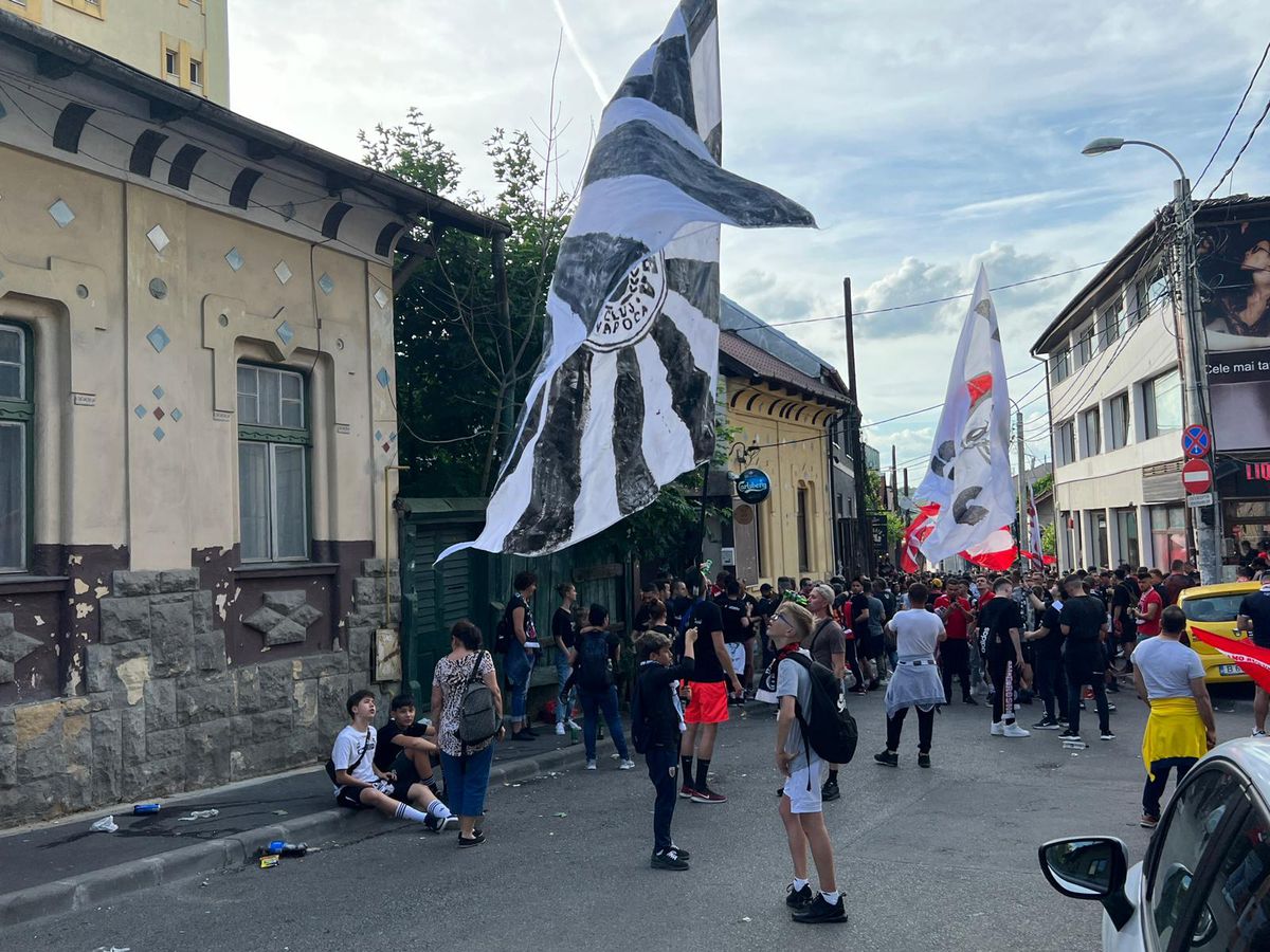 Fanii lui U Cluj și Dinamo au venit împreună la meciul de baraj: încurajări, dar și derapaje