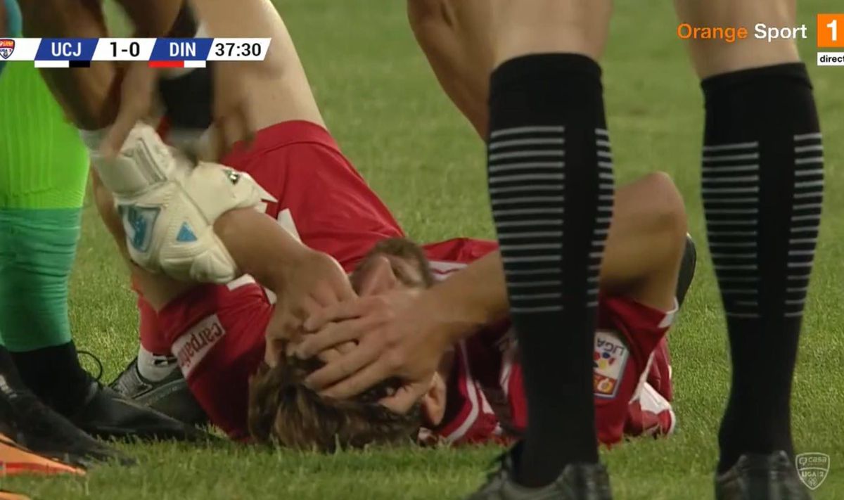 AUCH! Ciocnire horror în U Cluj - Dinamo: fotbalistul lui Uhrin, schimbat după ce a fost făcut K.O. de Ely Fernandes!