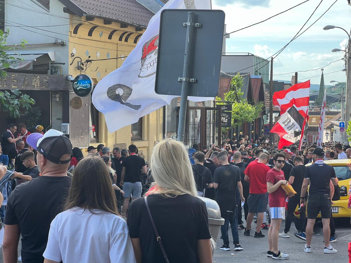 Fanii lui U Cluj și Dinamo au venit împreună la meciul de baraj: încurajări, dar și derapaje