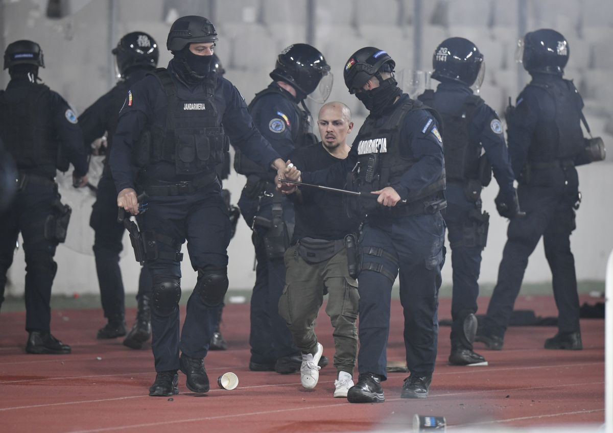 Cu ochii pe poarta de la Săftica: suporterii lui Dinamo vin în cantonamentul jucătorilor lui Uhrin jr.