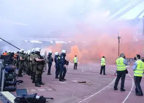 Haos la finala dintre PAOK și Panathinaikos! Arbitrul Lahoz a refuat să fluiere startul și a trimis echipele la vestiare