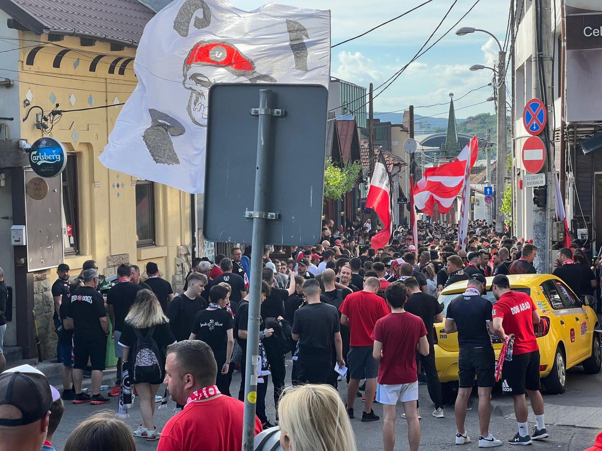 Fanii lui U Cluj și Dinamo au venit împreună la meciul de baraj: încurajări, dar și derapaje