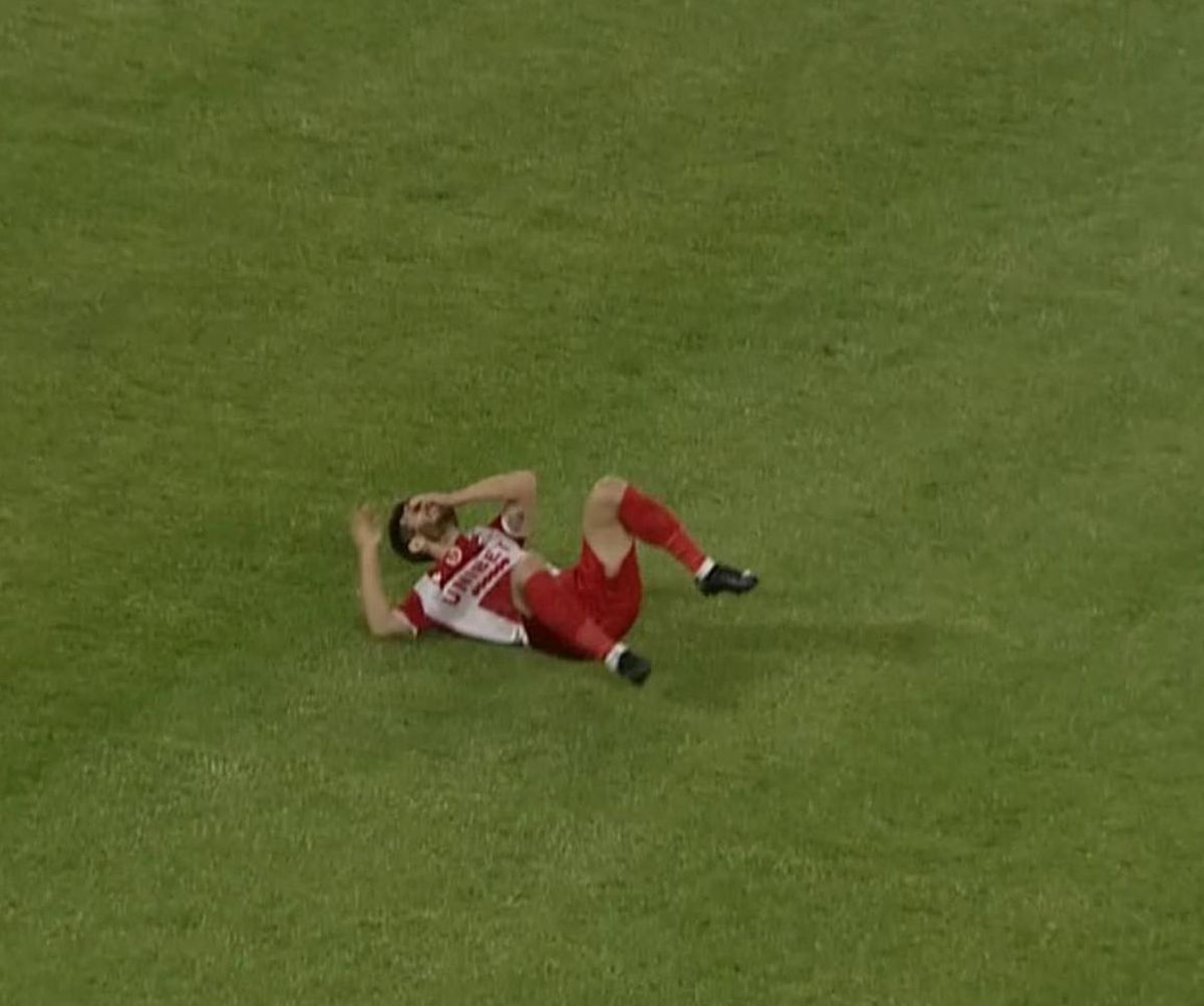 AUCH! Ciocnire horror în U Cluj - Dinamo: fotbalistul lui Uhrin, schimbat după ce a fost făcut K.O. de Ely Fernandes!