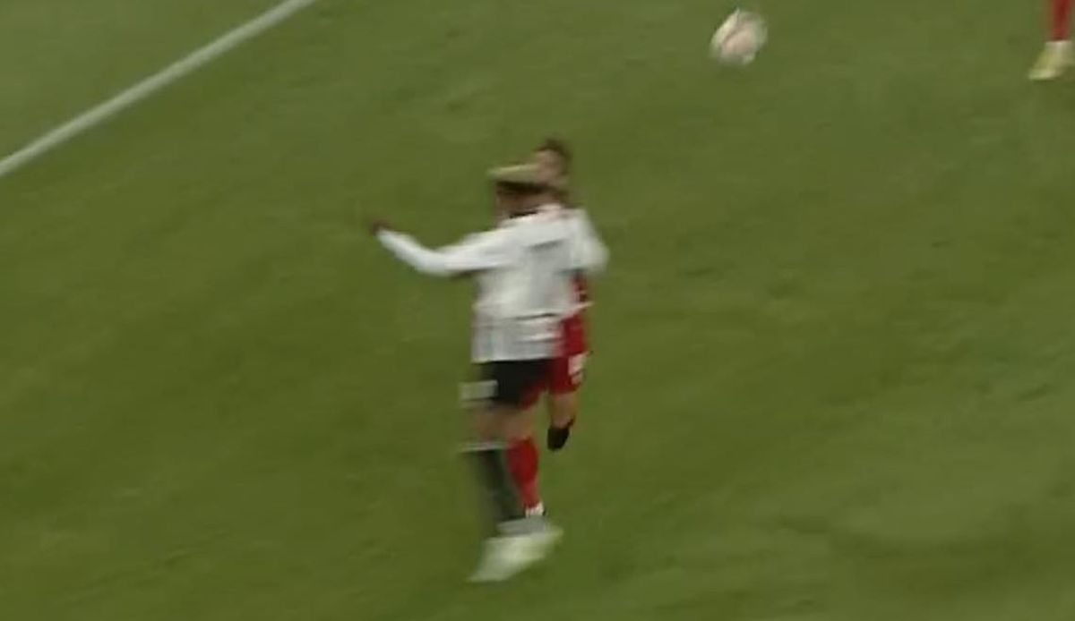 AUCH! Ciocnire horror în U Cluj - Dinamo: fotbalistul lui Uhrin, schimbat după ce a fost făcut K.O. de Ely Fernandes!