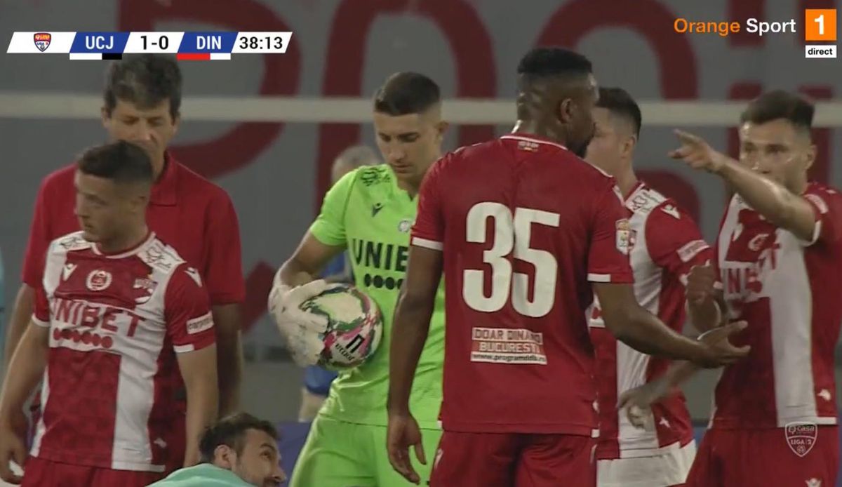 AUCH! Ciocnire horror în U Cluj - Dinamo: fotbalistul lui Uhrin, schimbat după ce a fost făcut K.O. de Ely Fernandes!