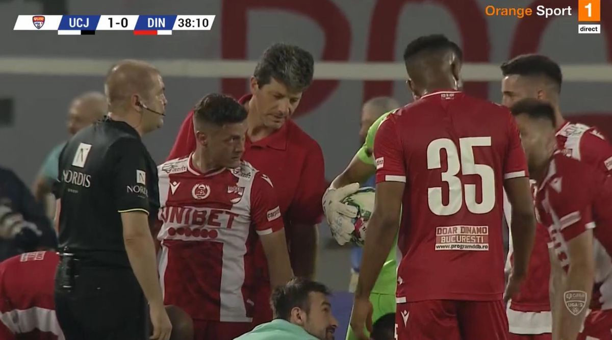 AUCH! Ciocnire horror în U Cluj - Dinamo: fotbalistul lui Uhrin, schimbat după ce a fost făcut K.O. de Ely Fernandes!