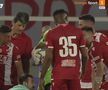 AUCH! Ciocnire horror în U Cluj - Dinamo: fotbalistul lui Uhrin, schimbat după ce a fost făcut K.O. de Ely Fernandes!