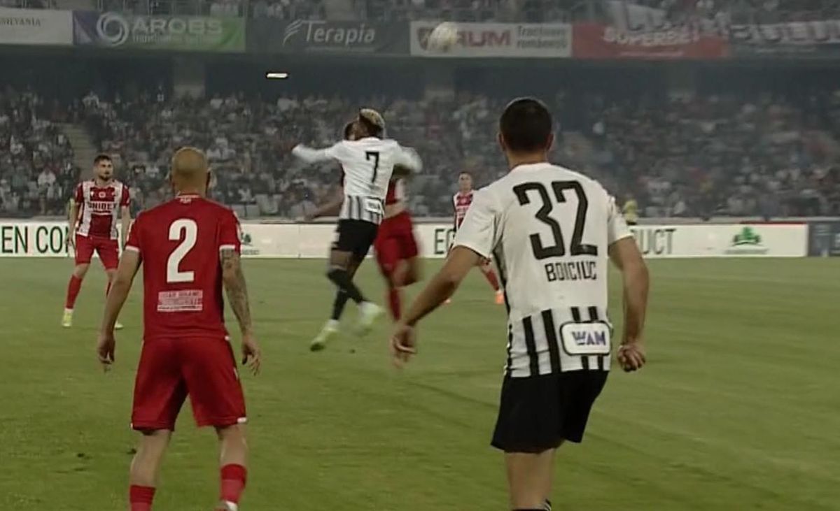 AUCH! Ciocnire horror în U Cluj - Dinamo: fotbalistul lui Uhrin, schimbat după ce a fost făcut K.O. de Ely Fernandes!