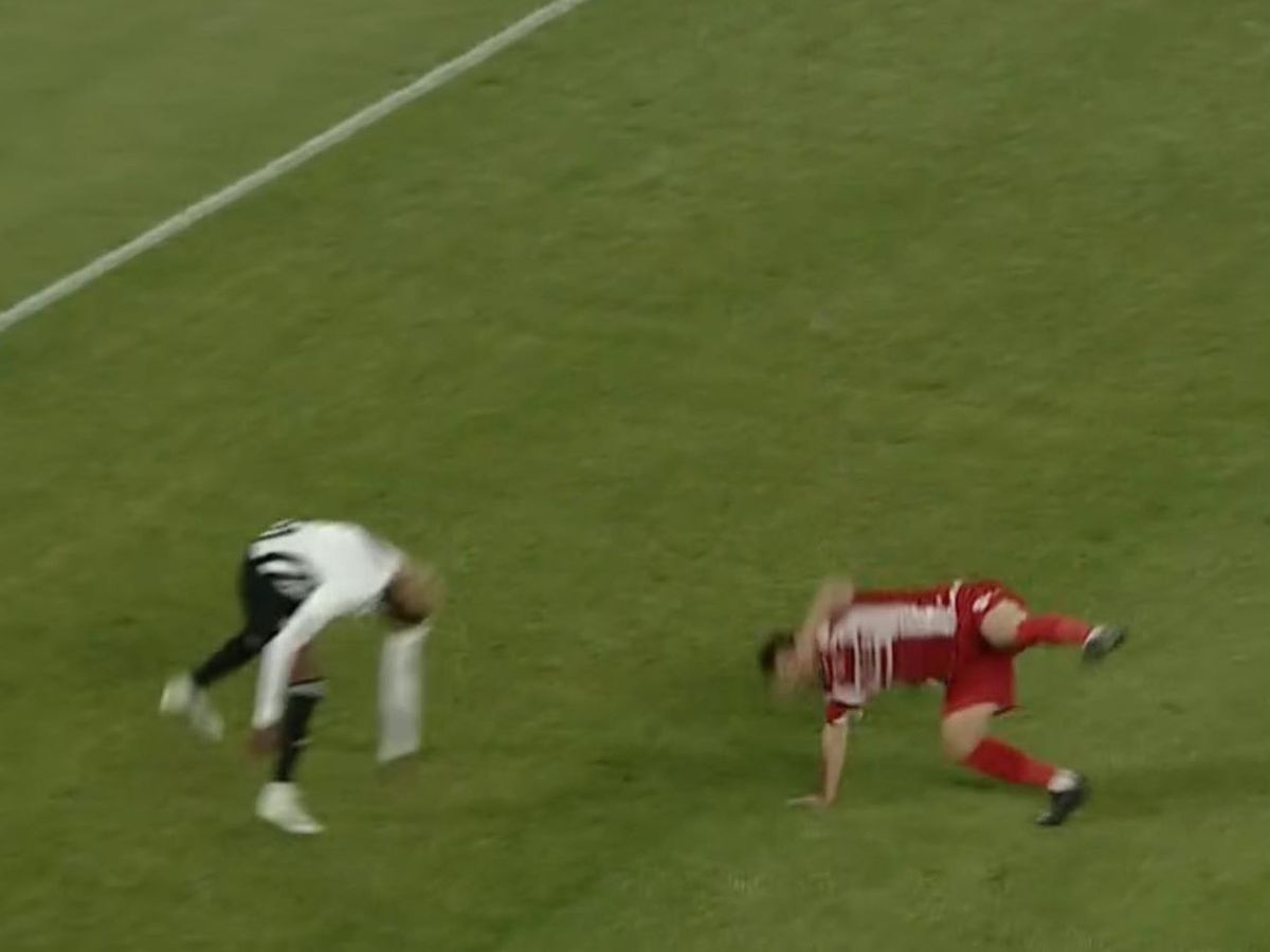 AUCH! Ciocnire horror în U Cluj - Dinamo: fotbalistul lui Uhrin, schimbat după ce a fost făcut K.O. de Ely Fernandes!