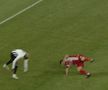 AUCH! Ciocnire horror în U Cluj - Dinamo: fotbalistul lui Uhrin, schimbat după ce a fost făcut K.O. de Ely Fernandes!
