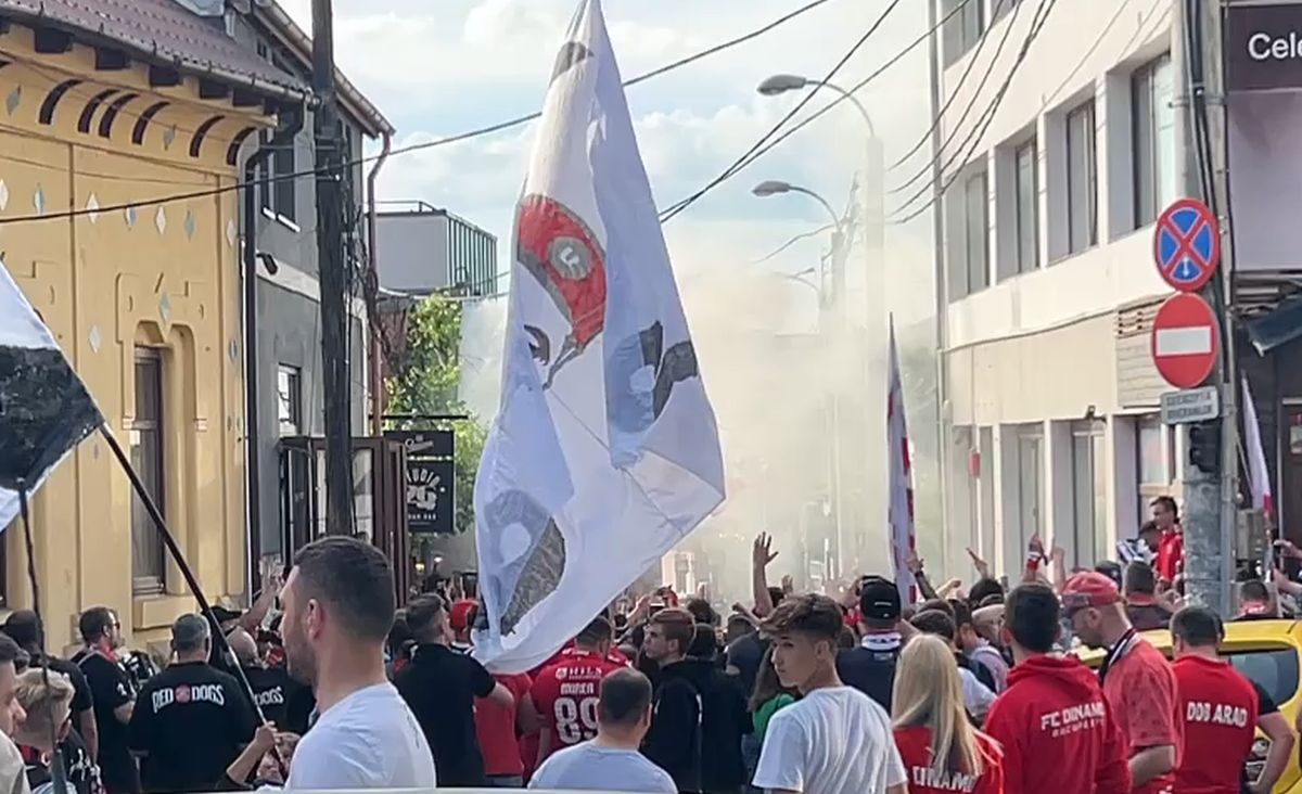 Fanii lui U Cluj și Dinamo au venit împreună la meciul de baraj: încurajări, dar și derapaje