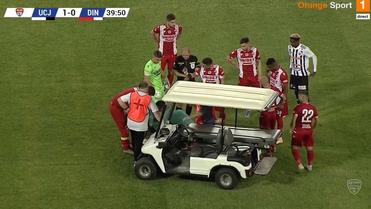 AUCH! Ciocnire horror în U Cluj - Dinamo: fotbalistul lui Uhrin, schimbat după ce a fost făcut K.O. de Ely Fernandes!