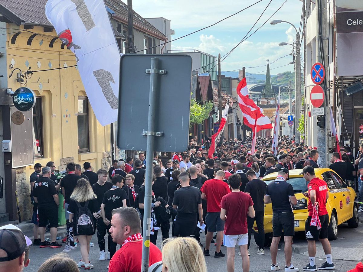 Fanii lui U Cluj și Dinamo au venit împreună la meciul de baraj: încurajări, dar și derapaje