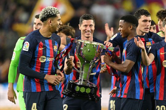 După 4 ani, Barcelona e iar campioana Spaniei, a 27-a oară. Catalanii au primit trofeul aseară, după eșecul cu Real Sociedad, scor 1-2, în runda #35 din La Liga.