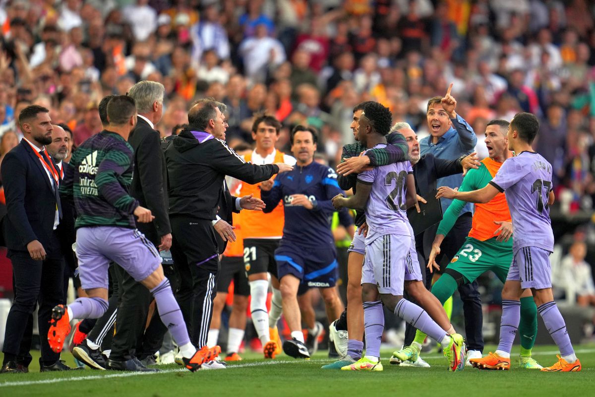 Scandal uriaș în Spania. Vinicius, făcut „maimuță” pe Mestalla, acuză: „E o țară rasistă”. A amenințat că iese de pe teren!