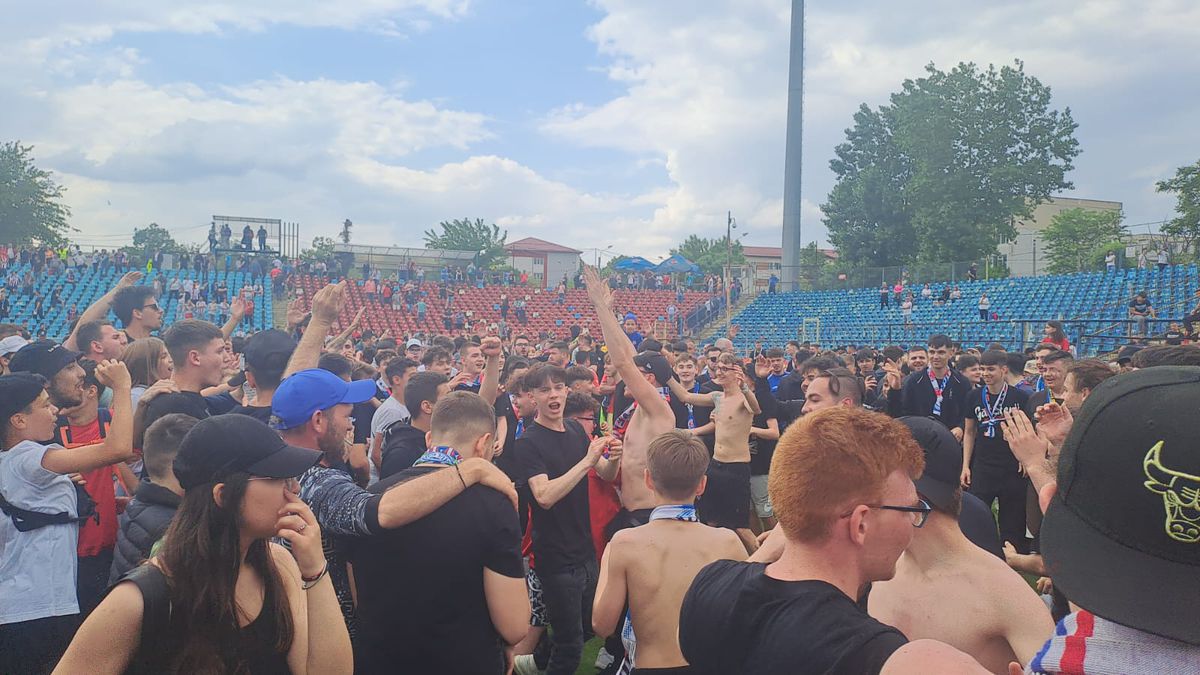 Fiesta la Galați! Fanii au invadat terenul pentru a sărbători promovarea Oțelului + Imagini exclusive din vestiar