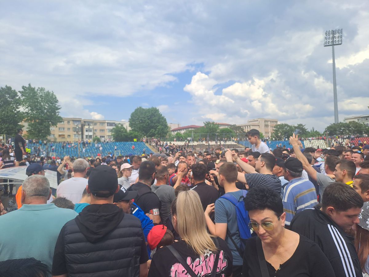 Fiesta la Galați! Fanii au invadat terenul pentru a sărbători promovarea Oțelului + Imagini exclusive din vestiar
