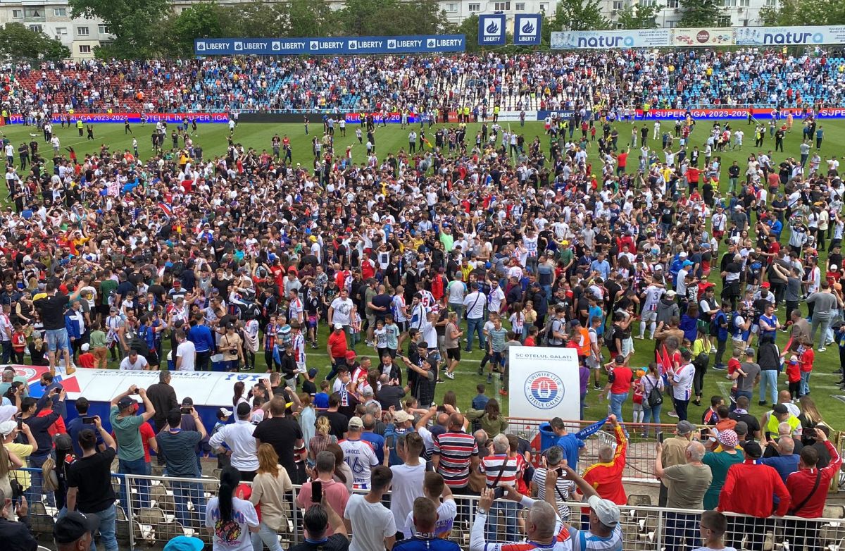 Fiesta la Galați! Fanii au invadat terenul pentru a sărbători promovarea Oțelului + Imagini exclusive din vestiar