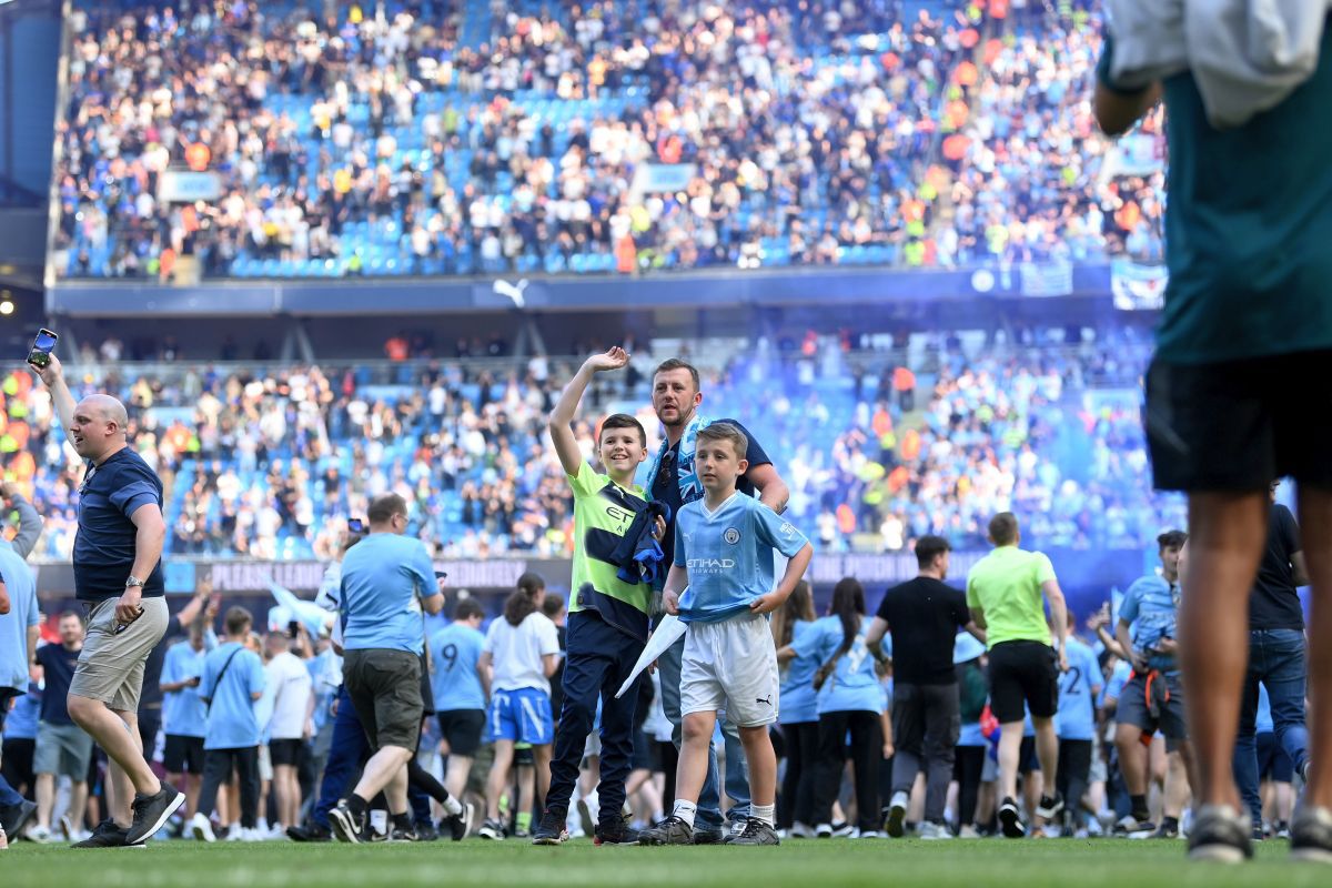 Manchester City - Chelsea 1-0 » „Cetățenii” lui Guardiola au sărbătorit titlul pe „Etihad”. Imagini spectaculoase de la decernarea trofeului