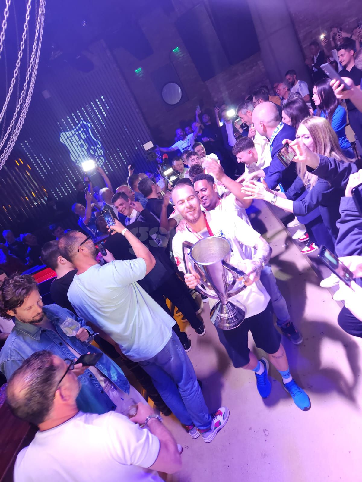 DJ Hagi in the club. Imagini de la petrecerea Farului