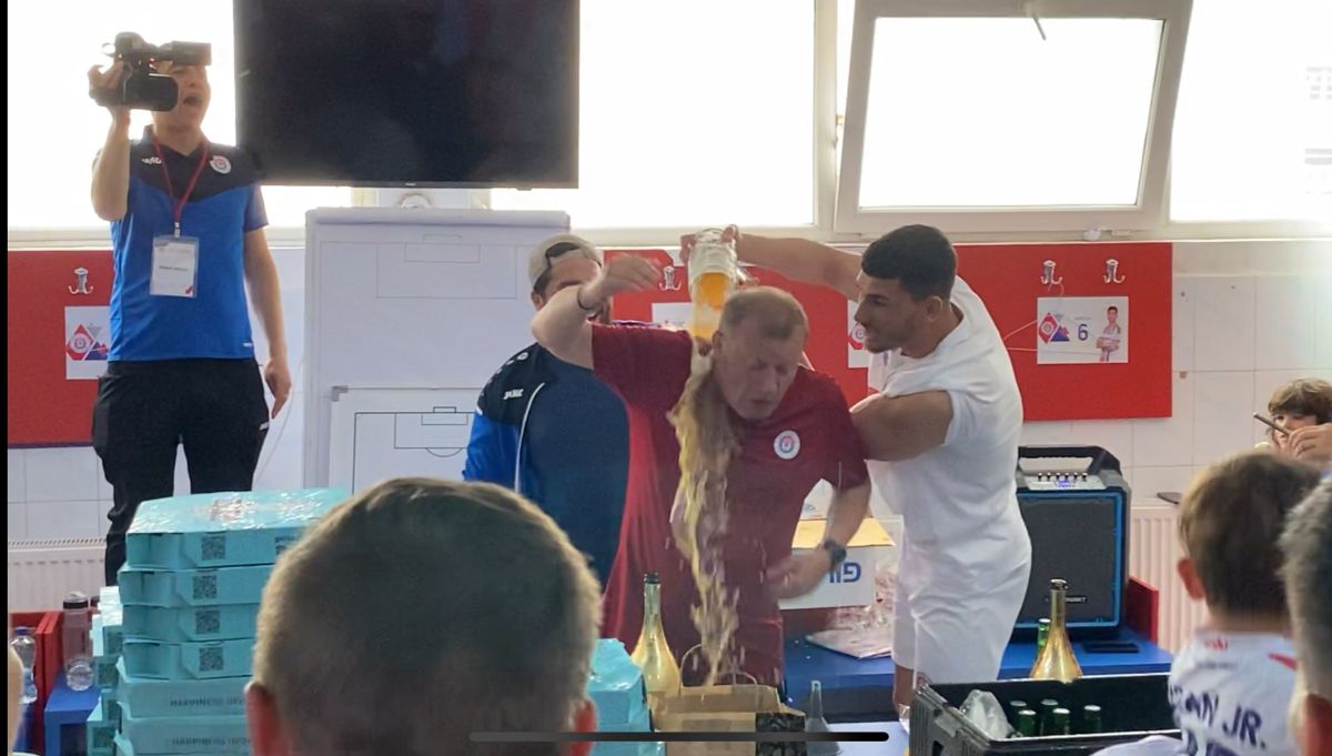 Dorinel a pățit-o precum Robben! » Imagini în exclusivitate din vestiarul Oțelului după promovare