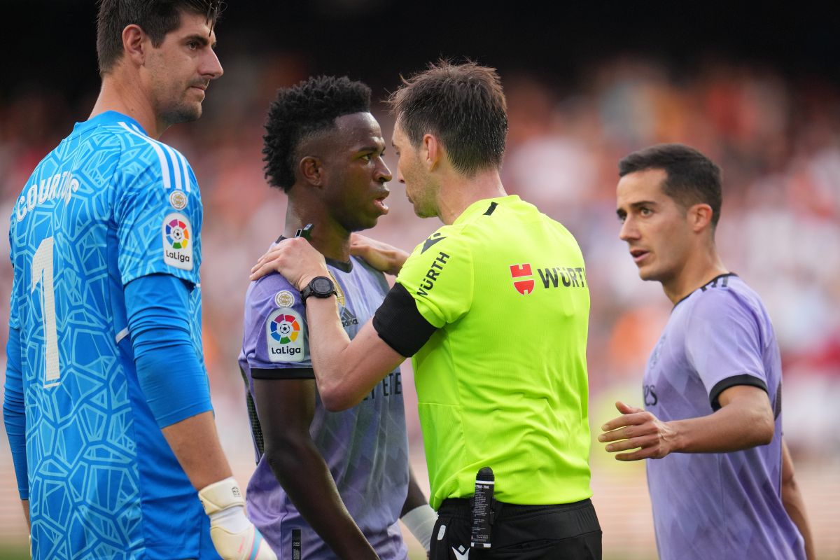 Scandal uriaș în Spania. Vinicius, făcut „maimuță” pe Mestalla, acuză: „E o țară rasistă”. A amenințat că iese de pe teren!